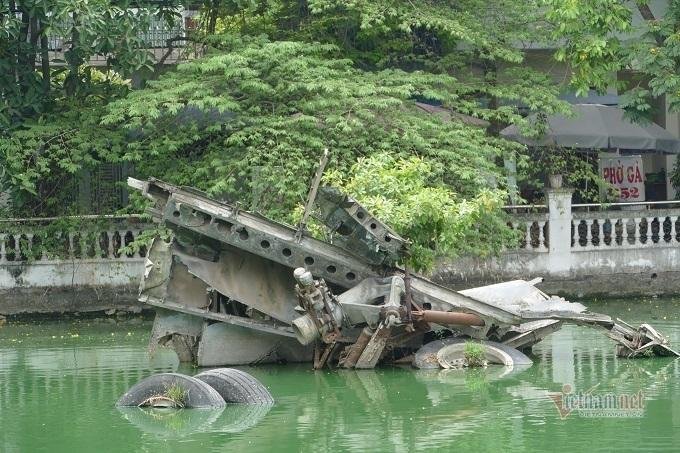 B-52 bomber wreckage in Huu Tiep Lake in Hanoi