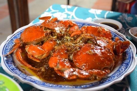 Vibrant crab with tamarind sauce, a popular seafood dish in Hanoi