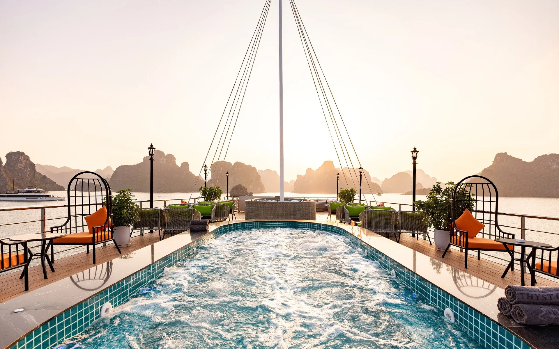 Amethyst Cruise 1 Day: Discover the Best of Halong Bay in Just One Day