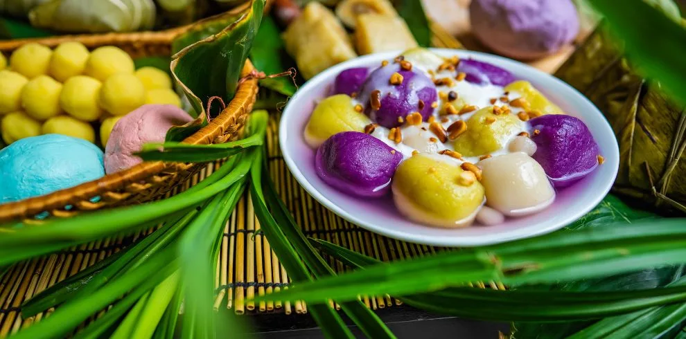 Hanoi: 7 Tasting Street Food Walking Tour and Train Street