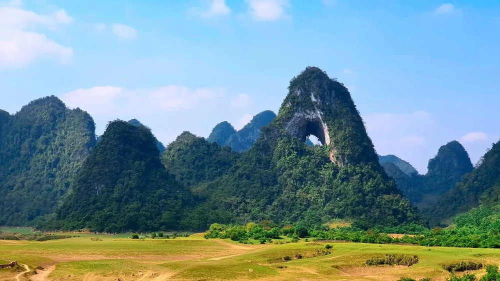 Cao Bang, Ban Gioc Waterfall & Ba Be Lake Tour – 2 Days / 2 Nights