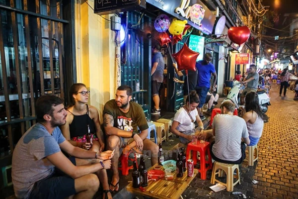 Have a drink in the beer street Hanoi Old Quarter - Ta Hien
