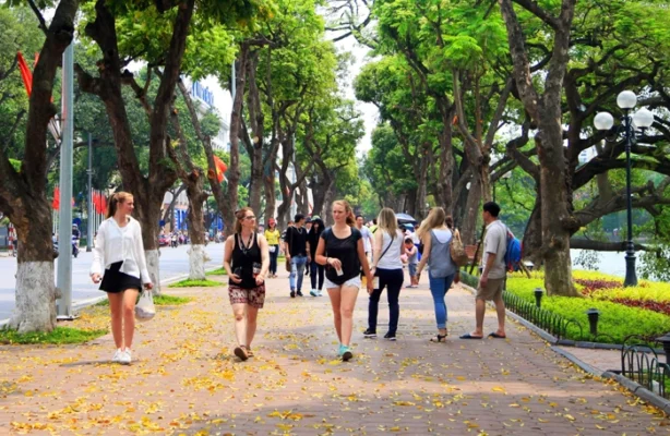 Hoan Kiem Lake walking street