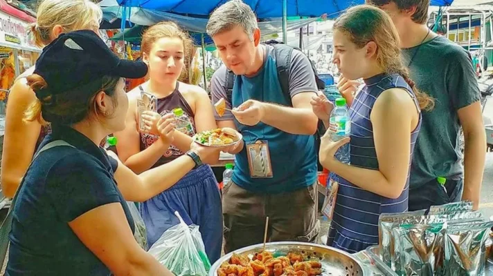 Going for a stroll along Thanh Nien Street and Tring Cong Son Pedestrian Street