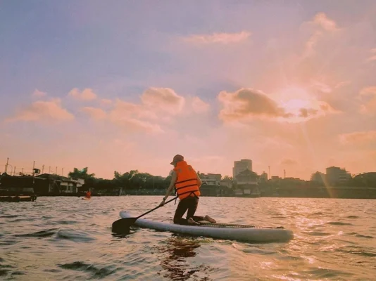 Try Sup Boating At the West Lake
