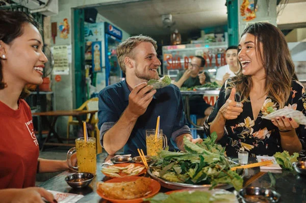 Enjoy delicious Hanoi street foods by the lake