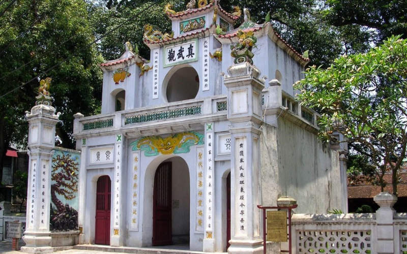 Useful advice when coming Quan Thanh Temple