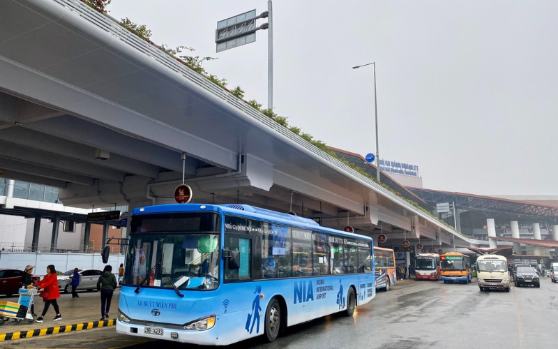 Airport shuttle bus