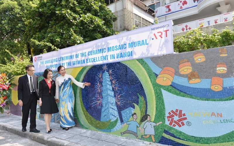 Hanoi ceramic mosaic: Guinness World Records