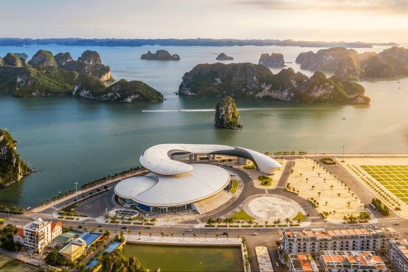Transport from Hanoi to Halong Bay