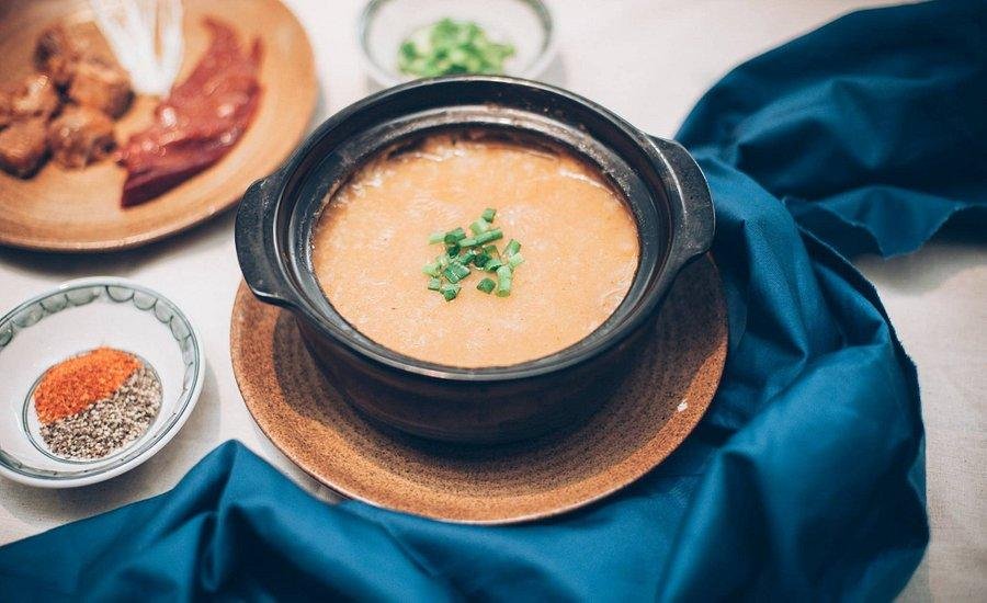 Bowl of Vietnamese rice porridge (cháo) with toppings