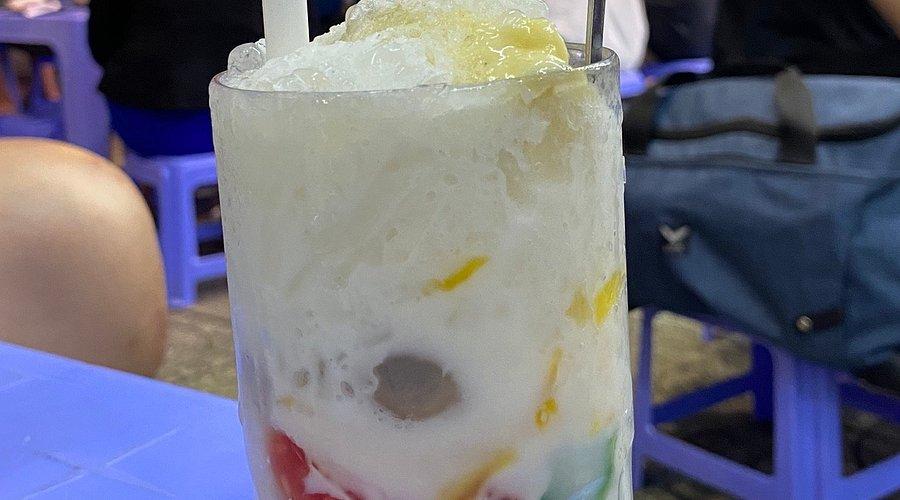 Colorful Vietnamese chè desserts in glass cups