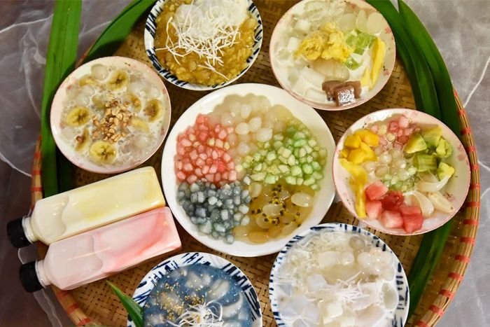 Colorful Vietnamese che dessert with various toppings