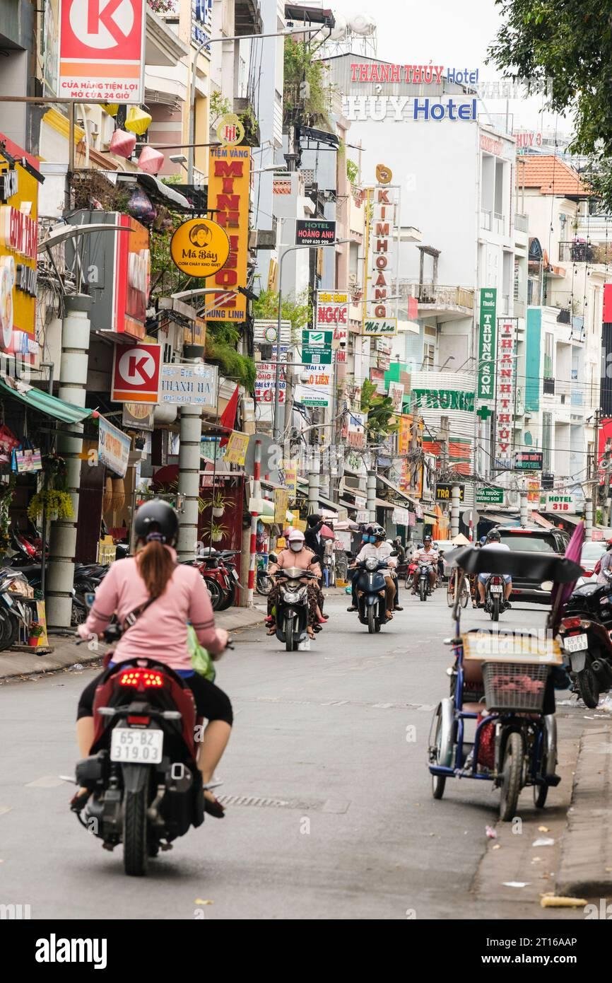 Street scene in Hai Ba Trung District near Old Quarter