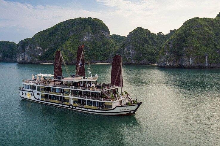 Ha Long Bay cruise limestone islands