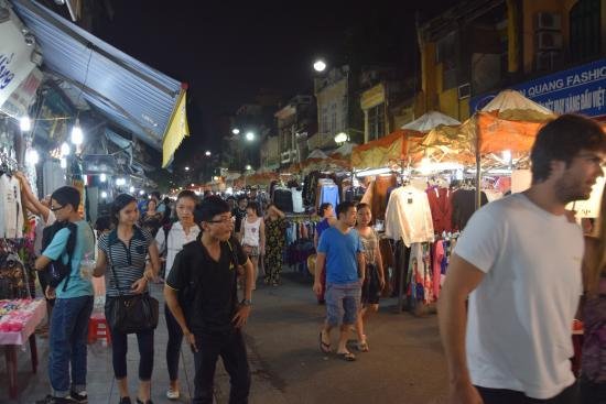 Hang Dao Street at night with illuminated stalls and shoppers
