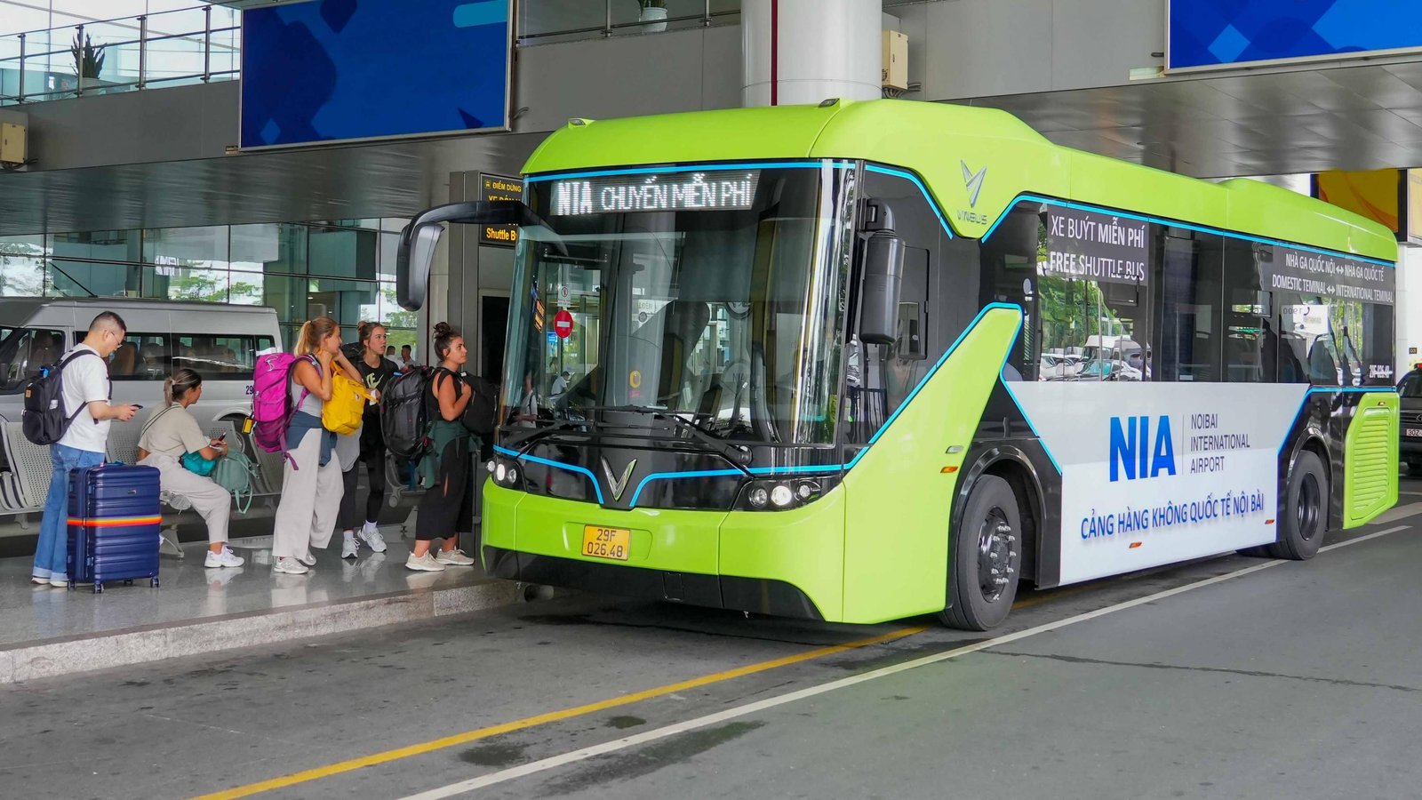 Hanoi Airport Bus #86 with passengers boarding