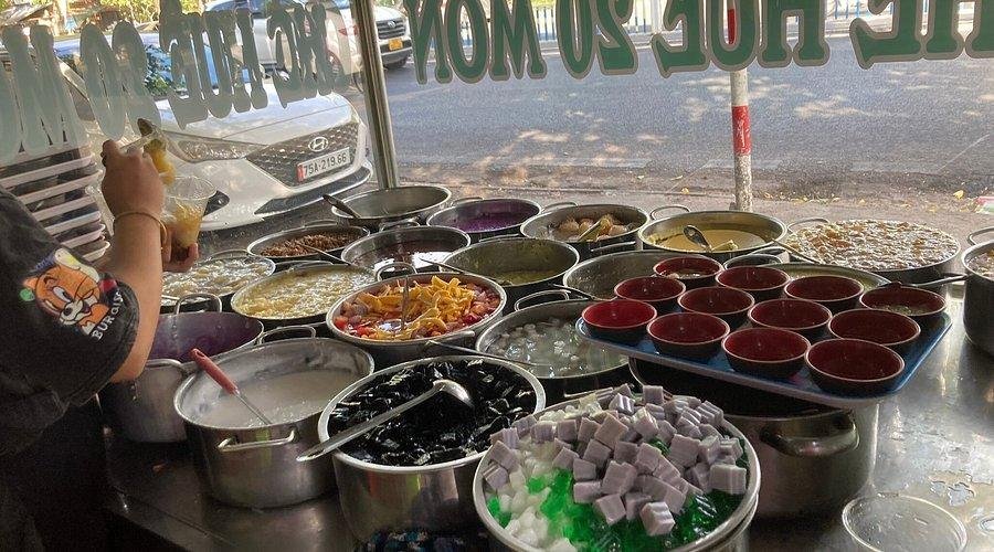 Colorful variety of Vietnamese che desserts