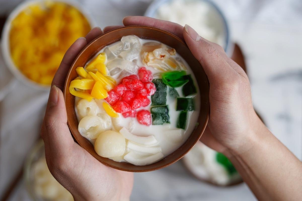 Colorful varieties of che (Vietnamese sweet soup) displayed at a Hanoi vendor