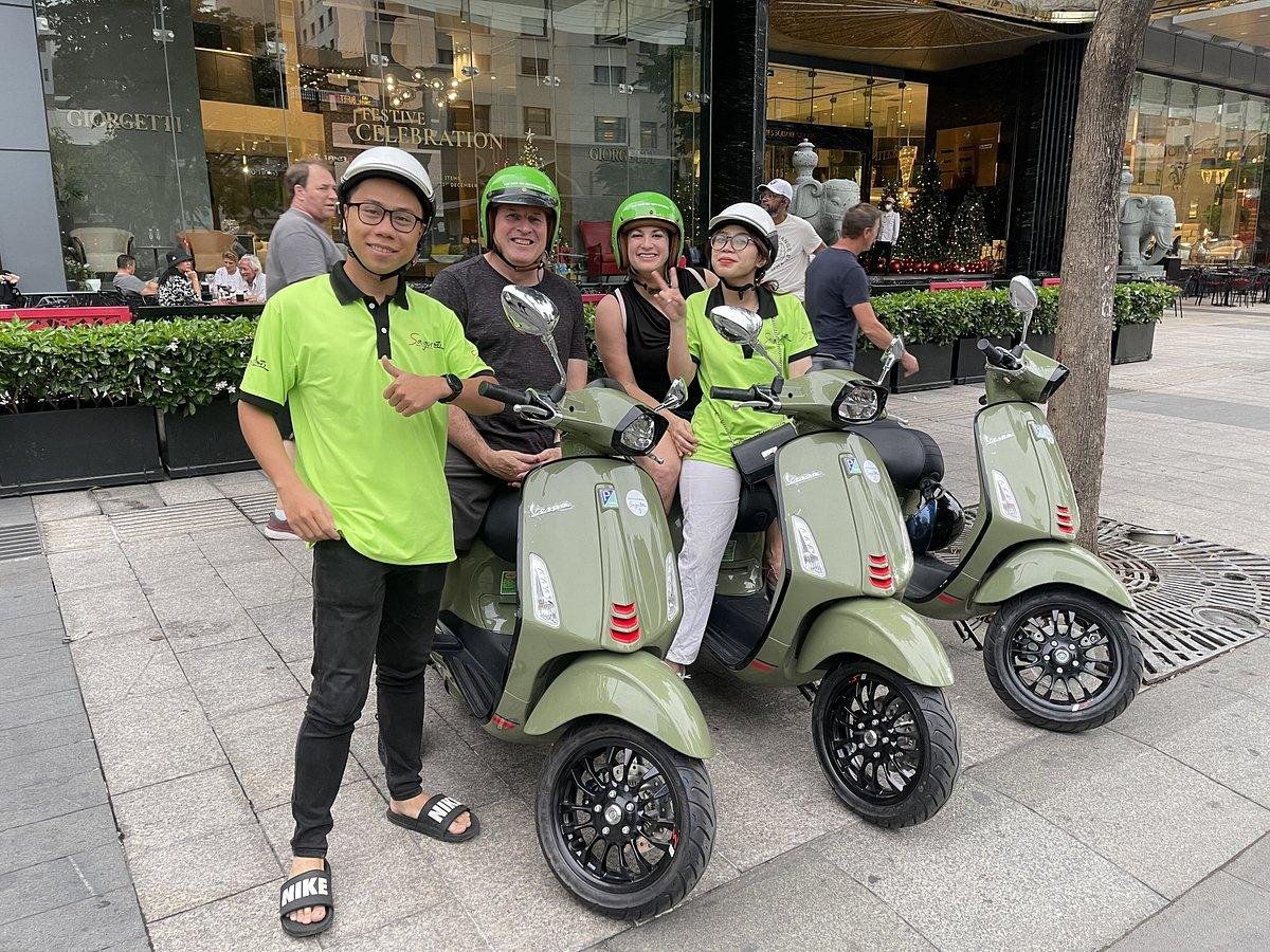 Decision flowchart for choosing between Vespa and walking food tours