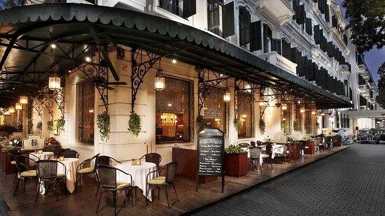 Exterior view of Hanoi Old Quarter Hotel 2 on Nguyen Huu Huan Street