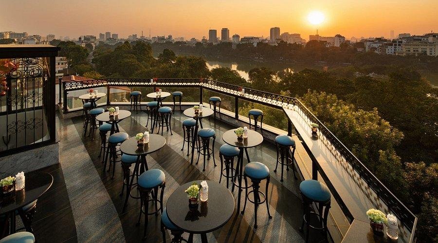 Evening ambiance at Terraco Sky Bar with city lights