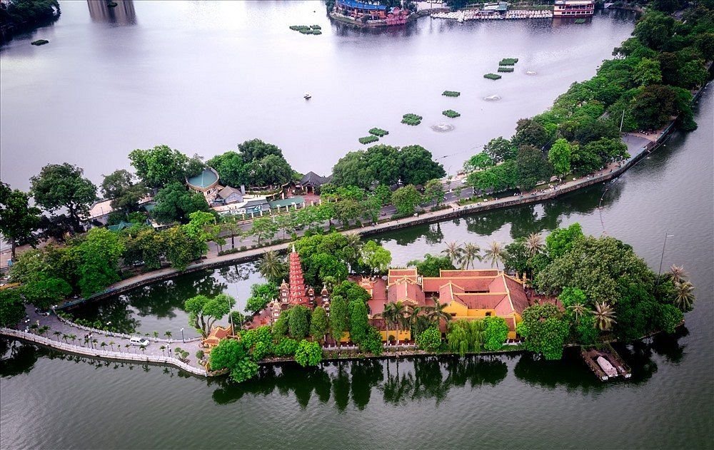 Street food vendors near West Lake in Hanoi