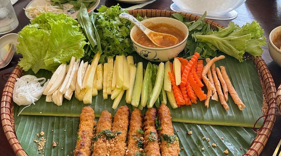 Collage of safe Vietnamese street food dishes including pho and banh mi