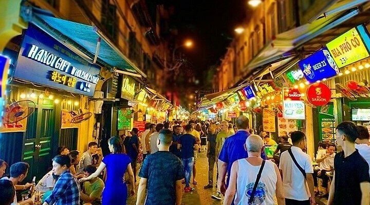 Ta Hien Beer Corner street food scene