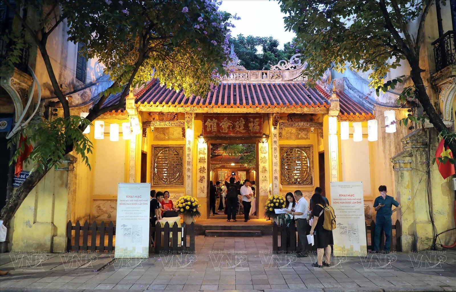 Traditional medicine shops on Lan Ong Street with herbs and remedies