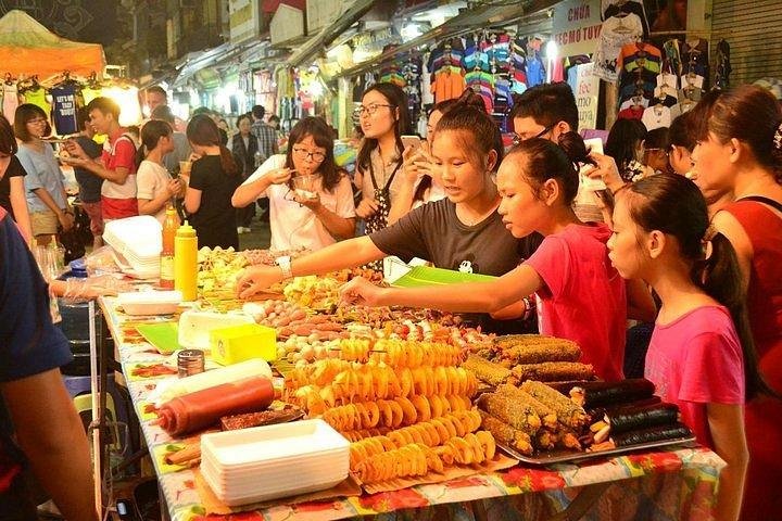 Where to Eat in Hanoi at Night: Evening Street Food Tour Guide
