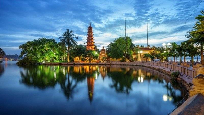Vespa Tour Hanoi – Discover the Night Side of Hanoi