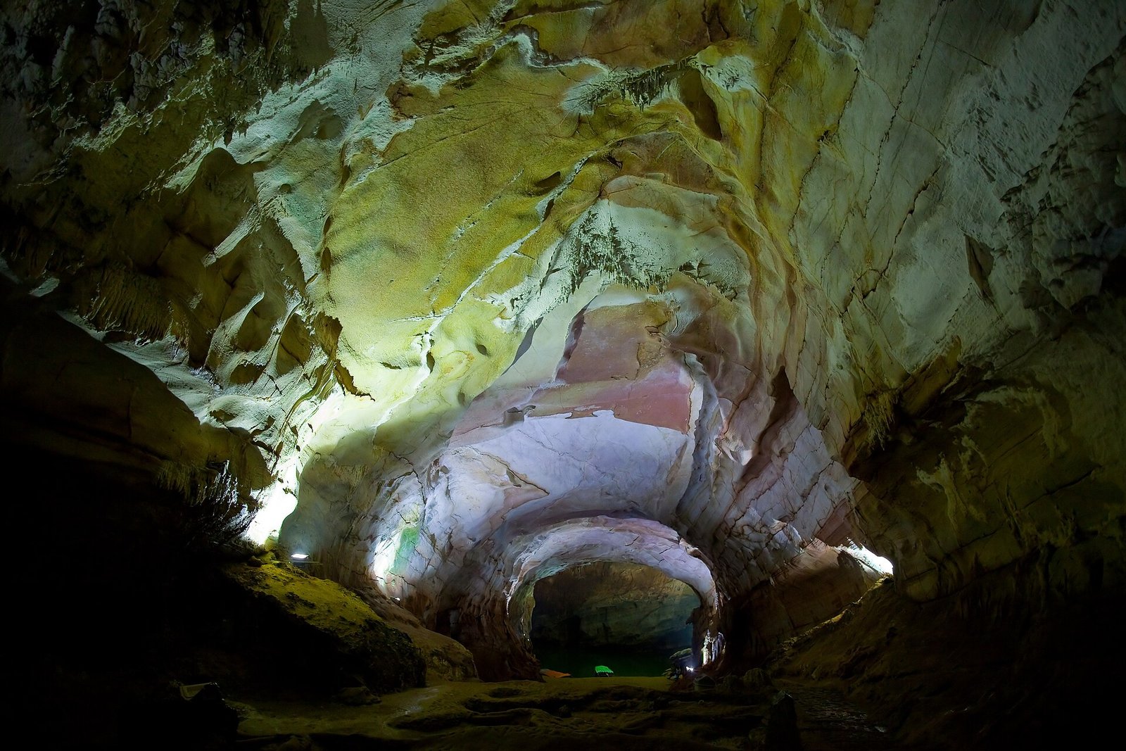 7km Paradise Cave Adventure Tour from Dong Hoi