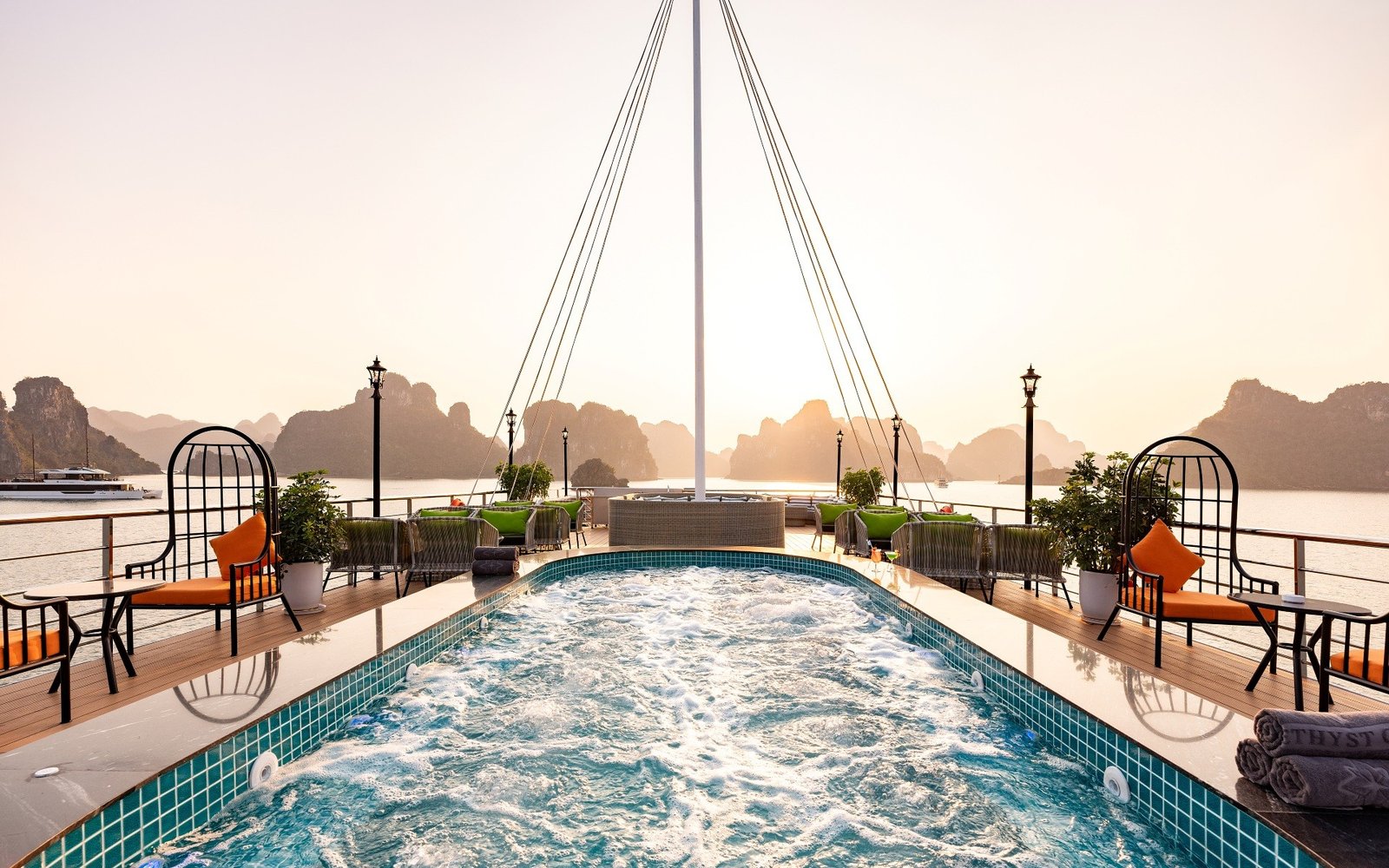 Amethyst Cruise 1 Day: Discover the Best of Halong Bay in Just One Day