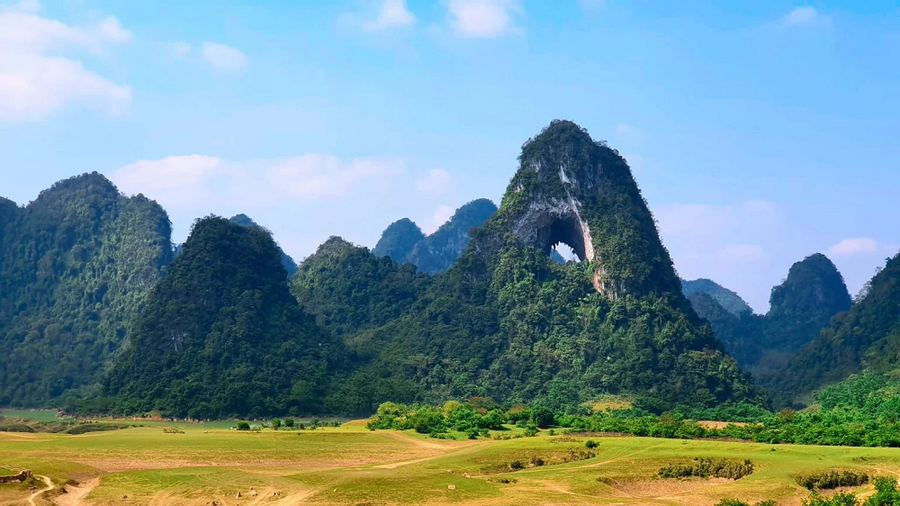 Cao Bang, Ban Gioc Waterfall & Ba Be Lake Tour – 2 Days / 2 Nights