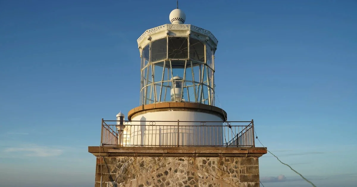 Trekking to Bay Canh island's Lighthouse & Snorkeling