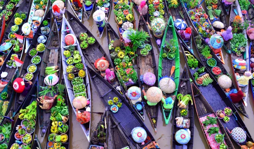 Floating markets are a famous traditional cultural feature of the people in the Mekong Delta