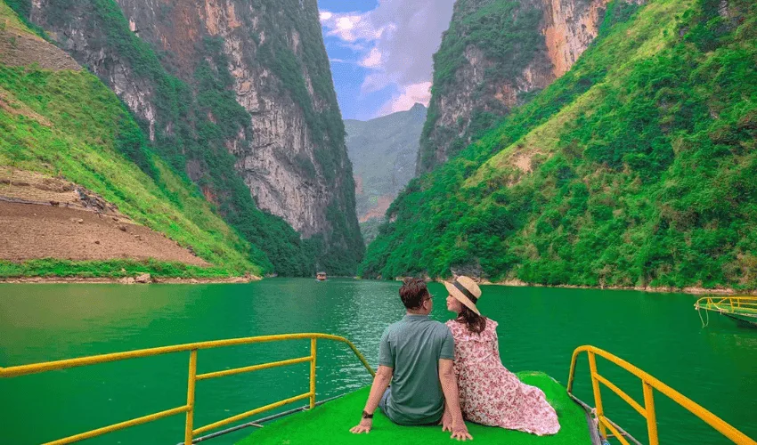 Taking a boat trip on the Nho Que River is a popular activity among many foreign tourists