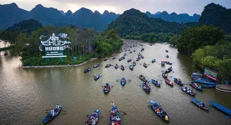 Rowing boats traveling along Yen Stream toward Perfume Pagoda