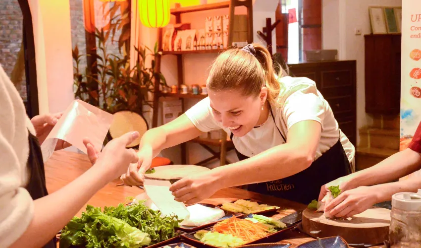Foreign tourists get to make traditional Vietnamese dishes with their own hands